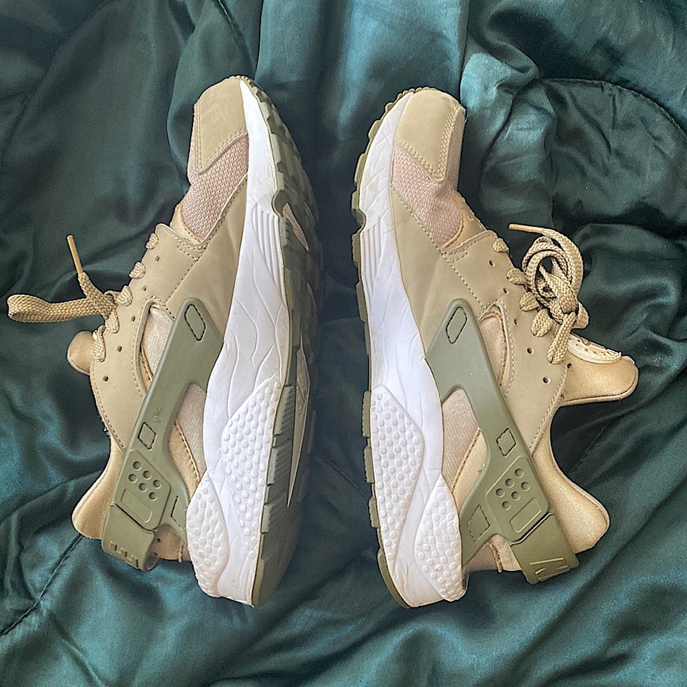 Neutral green huarache colorway